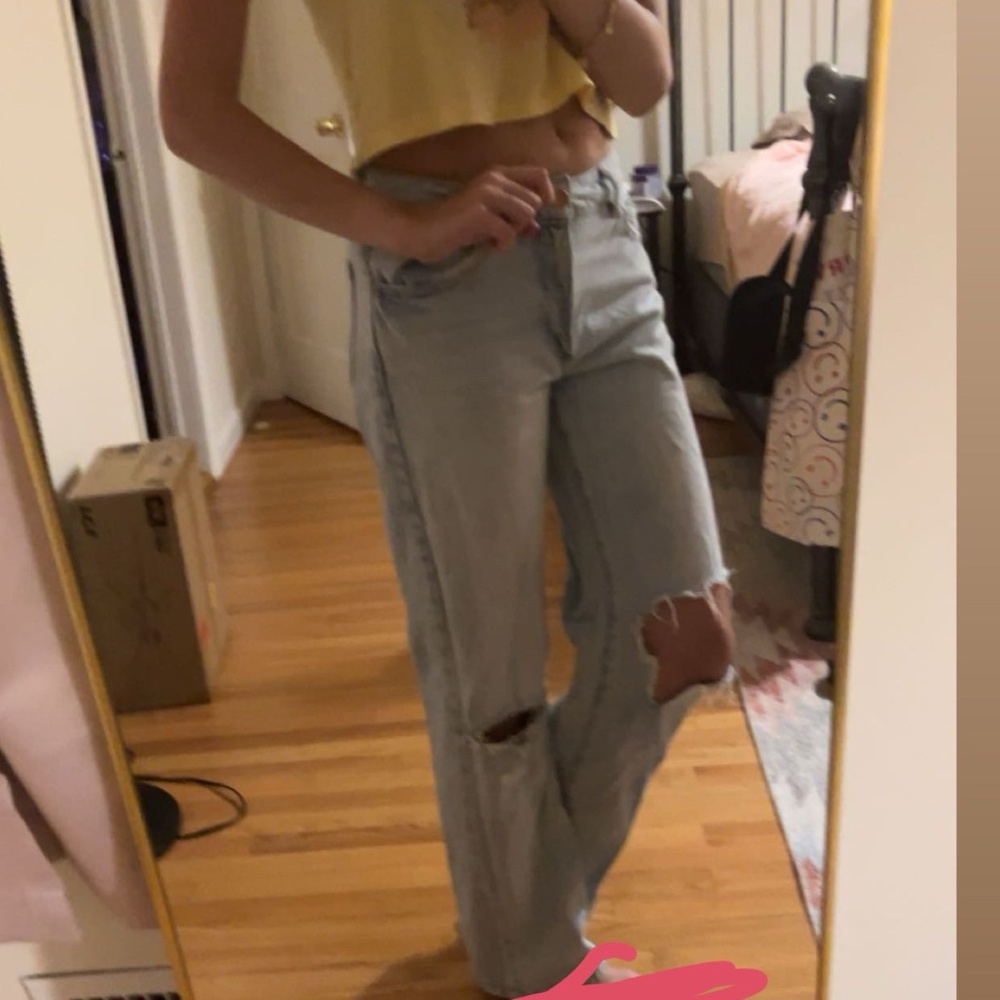 Distressed Lightwash Jeans